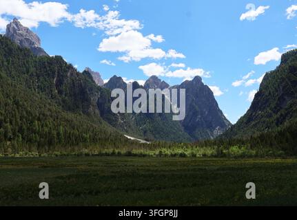 Scenische Landschaftsansicht in Richtung der Berge des Naturparks Drei Zinnen vom Ufer des Toblacher Sees im Südtirol, Italien Stockfoto
