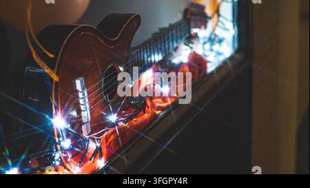 klassische Gitarren-Dekoration Musikstil Lichter Farben Orange Schwarz Ornament Stockfoto