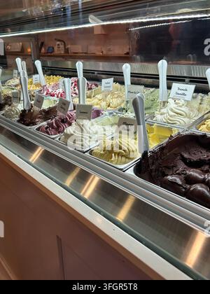 Buntes Sortiment an Gelato-Geschmacksrichtungen in einer Schaufensterauslage Stockfoto