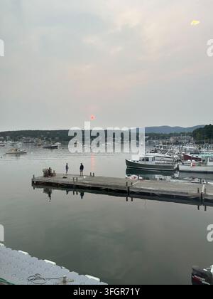 Charmante Boote, die unter einem bewölkten Himmel im Southwest Harbor vertäut sind. Stockfoto