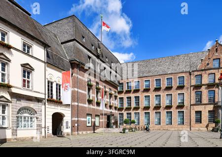 Düsseldorf - 9. Juni 2026: Historisches Rathaus am Marktplatz in der Altstadt. Architektonische Wahrzeichen und kommunales Regierungsgebäude Stockfoto