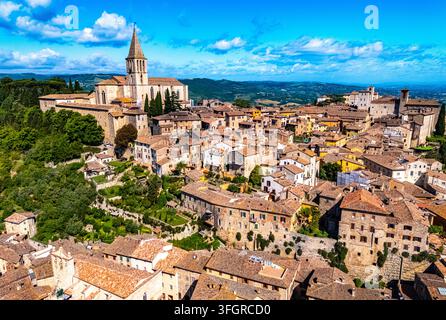Blick auf Todi, eine Stadt in der Provinz Perugia, Umbrien, Italien Stockfoto