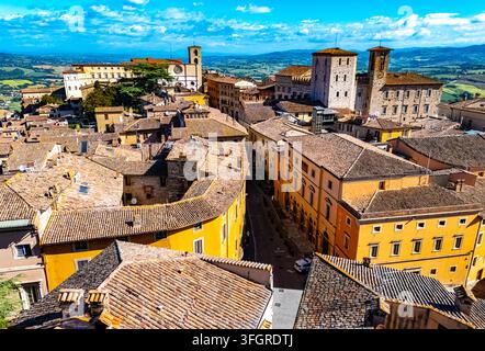 Blick auf Todi, eine Stadt in der Provinz Perugia, Umbrien, Italien Stockfoto