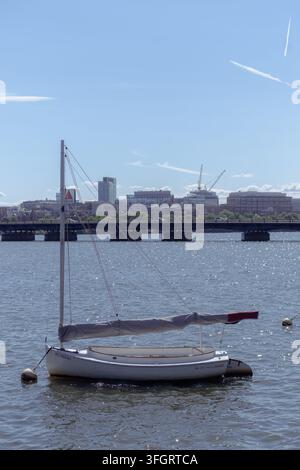 Ein Segelboot, das am Charles River in der Nähe des MIT in Cambridge, Massachusetts, USA, angelegt ist. Stockfoto