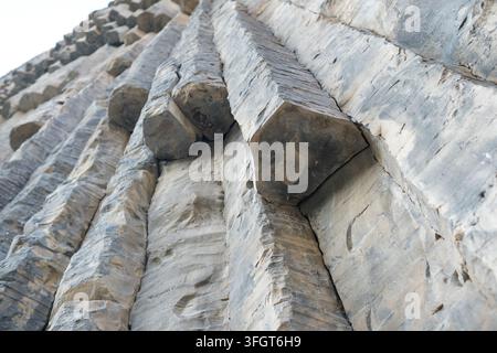 Einzigartige geologische Formationen symmetrisch angeordneter Steine in Armenien, die natürliche Muster und Texturen vor dem Hintergrund eines klaren Himmels zeigen Stockfoto