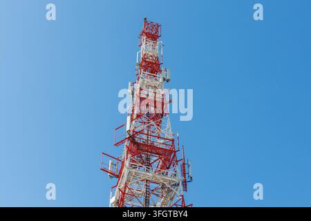 Stahlgitter-FernmeldeTurm mit Antennen unter einem blauen Himmel in Masowien, Polen Stockfoto