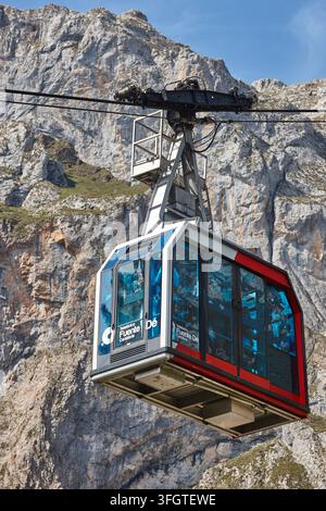 Seilbahn umgeben von Picos de Europa. Fuente De. Kantabrien, Spanien Stockfoto