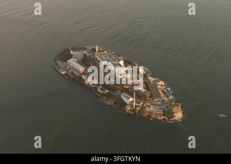 Luftbild von Alcatraz Island mit historischen Gefängnisgebäuden, Wasserturm und felsiger Küste, umgeben von der Bucht von San Francisco in San Francisco Stockfoto