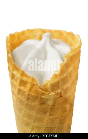 Vanilleeis in einer Waffeltüte, Nahaufnahme isoliert über Weiß Stockfoto