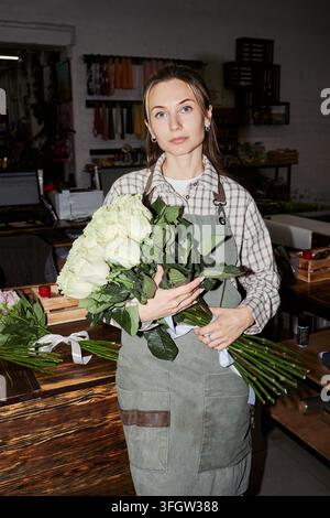 Porträt einer Floristin mit einem Strauß Rosen Stockfoto