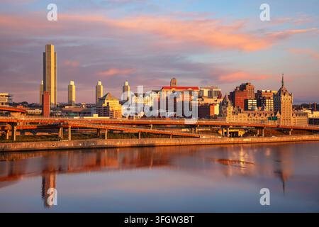 Albany, New York, USA. Luftbild der Stadt Albany, New York bei einem wunderschönen Sommeraufgang. Stockfoto