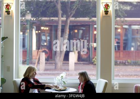 Zwei Freunde genießen die Gesellschaft in einem Café, Rockland, Maine, USA. Stockfoto
