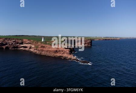 Rote Klippen und Leuchtturm an der Küste von Prince Edward Island Stockfoto