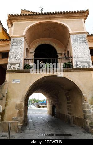 Plasencia, Caceres, Extremadura, Spanien - 21. April 2026: Das Trujillo-Tor in die Mauern von Plasencia, eine mittelalterliche Befestigungsanlage, die die Stockfoto