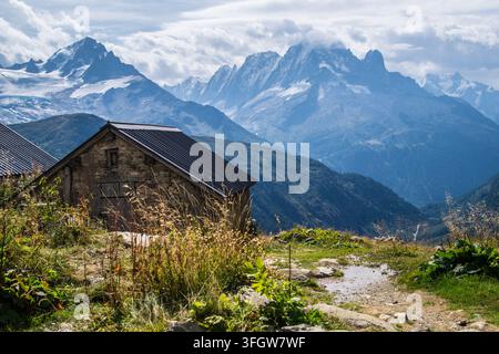 Rustikale Steinhütte in einer alpinen Berglandschaft Stockfoto