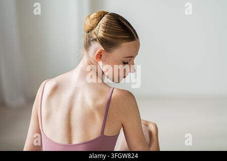 Portrait einer jungen Ballerina über die Schulter Stockfoto