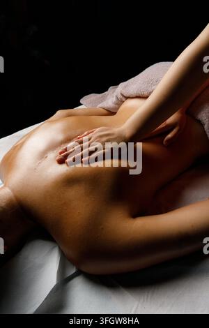 Nahaufnahme einer entspannenden Rückenmassage in einem Spa Stockfoto