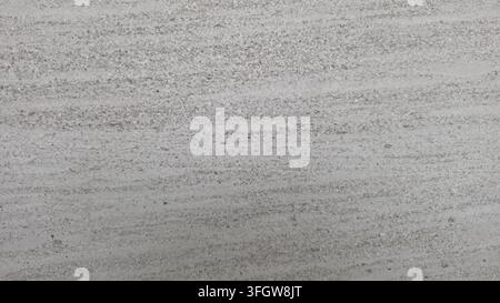 Graue Betontexturhintergrund mit horizontaler gebürsteter Maserung Stockfoto