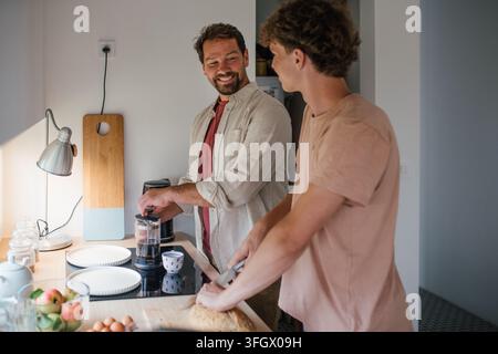Teenager-Sohn hilft bei der Zubereitung des Frühstücks zu Hause. Stockfoto