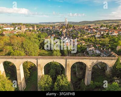 Luftaufnahmen des Eisenbahnviadukts in Semur-en-Auxois im Departement Côte-d'Or in Frankreich. Stockfoto