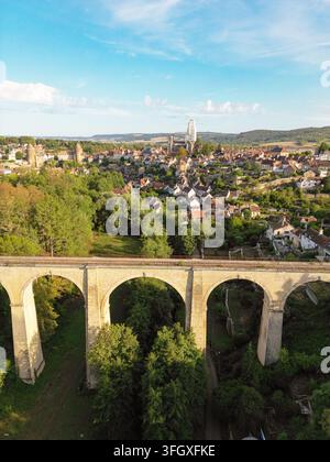 Luftaufnahmen des Eisenbahnviadukts und Semur-en-Auxois im Département Côte-d'Or in Frankreich. Stockfoto