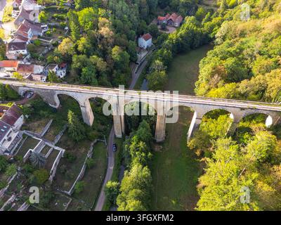 Luftbild des Eisenbahnviadukts in Semur-en-Auxois im Département Côte-d'Or in Frankreich. Stockfoto