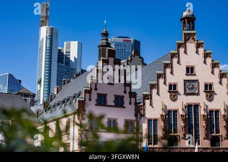 06.09.2026: Das historische Rathaus Römer vor den Hochhäusern des Frankfurter Bankenviertels zählt zu den bekanntesten Ansichten der Mainmetropole. Di Stockfoto