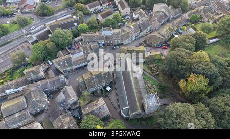 Luftbild von historischen Geschäften und Häusern der Hauptstraße, Haworth, West Yorkshire, England Stockfoto