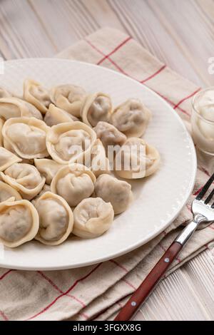 Gekochtes Fleisch-Pelmeni-Teigtaschen auf einem Teller von oben Stockfoto