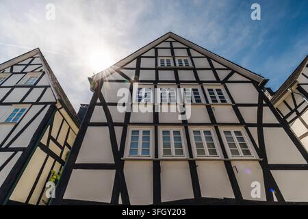 Niedrigwinkelaufnahme eines sonnenbeschienenen Fachwerkhauses in Freudenberg Stockfoto