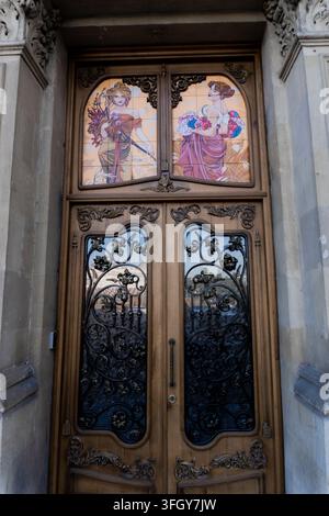 Baku, Aserbaidschan. 16. August 2026: Holzpaneele im Art-Nouveau-Stil mit bunten dekorativen Fliesenmalereien von eleganten Frauen Stockfoto