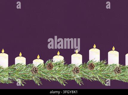 Tannenzweige zieren Kerzen, Kegel, Ornamente, leuchtende Lichter. Nahtloser Rand in Aquarellfarben auf lila Hintergrund, ideal für Weihnachtskarten Stockfoto