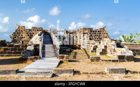 Historische Steinfortifikationsruinen und hölzerner Beobachtungspfad im Dows Hill Interpretation Centre in Antigua. Stockfoto