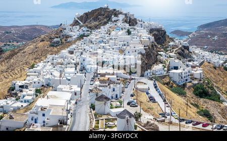 Luftaufnahme der Stadt Chora auf der Insel Serifos, Kykladen, Griechenland, hoch auf einem Berg mit Windmühlen und weiß getünchten Häusern Stockfoto