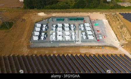 Luftbild der National Grid Walpole Unterstation Batteriespeichersysteme und Solarfarm-Arrays in der Landschaft von Walpole, England, Vereinigtes Königreich. Stockfoto