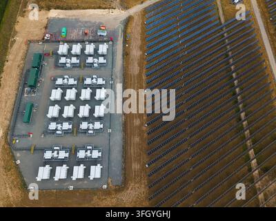 Luftaufnahme der National Grid Walpole Unterstation mit Batteriespeichersystemen und Reihen von Solarpanelen in einer ländlichen Landschaft in Walpole, England Stockfoto