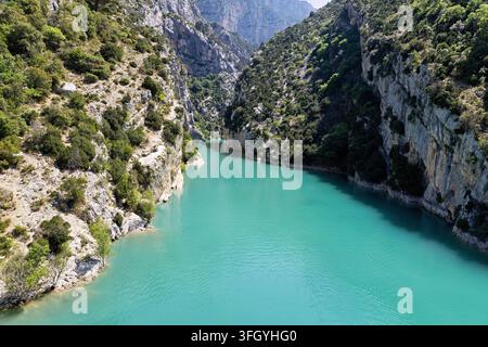Türkis fließender Fluss durch die Gorges du Verdon, Frankreich Stockfoto