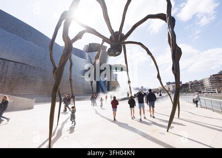 Bilbao, Spanien – 13. September 2026: Blick auf die Spinnenskulptur Maman von Louise Bourgeois vor dem Guggenheim-Museum mit Menschen, die auf dem Platz spazieren u Stockfoto