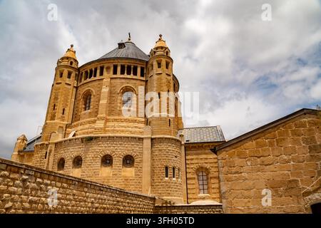 Jerusalem, Israel - 19. Mai 2023: Blick auf die historische Dormitio-Abtei mit ihrer markanten Steinarchitektur und Türmen unter einem bewölkten Himmel. Stockfoto