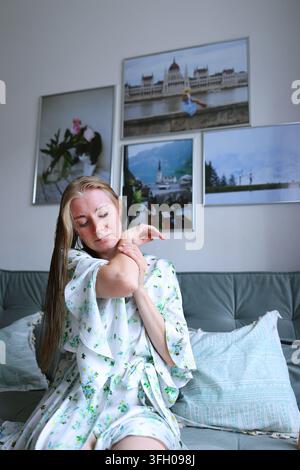 Frau, die sich um dehydrierte Haut kümmert, ideal für die Werbung von Körperlotionen, pflegenden Cremes und Produkten für empfindliche Haut. Stockfoto