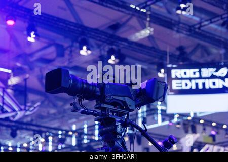Köln, Deutschland – 26. August 2026: Videokamera, die auf einem Stativ montiert ist, mit ROG-Edition-Branding im Hintergrund auf einer Gaming-Messe Stockfoto