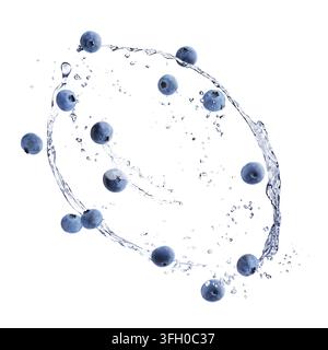 Frische Blaubeeren und Wasserspritzer in der Luft vor weißem Hintergrund Stockfoto