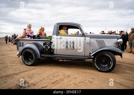 Silberner Hot-Rod-Pickup-Truck mit der Nummer 88 am Bridlington South Beach beim Race to the Waves 2026, East Yorkshire Stockfoto