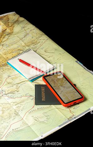Reiseplanung mit Karte, Reisepass, Smartphone und Notizblock Stockfoto