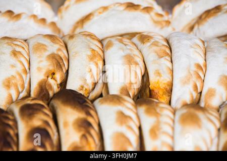 Frisch gebackene herzhafte Empanadas Stockfoto
