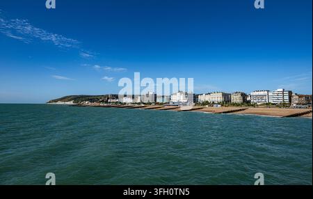 Promenade von Eastbourne mit den South Downs, gesehen vom Pier im September Stockfoto
