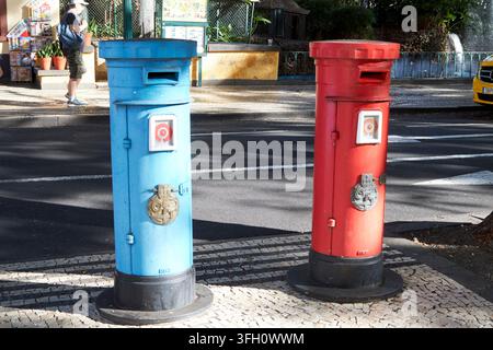 rote und blaue Briefkästen für nationale und internationale Post mit Briefmarken (rot) und vorausbezahlter Prioritäts-Post blau Funchal Madeira Portugal Stockfoto
