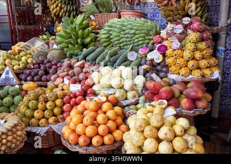 verschiedene lokale Früchte auf dem Markt mercado dos lavradores auf dem Bauernmarkt Madeira Portugal Stockfoto