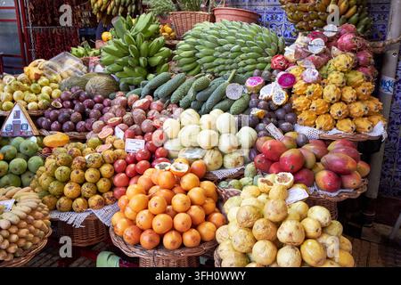 verschiedene lokale Früchte auf dem Markt mercado dos lavradores auf dem Bauernmarkt Madeira Portugal Stockfoto