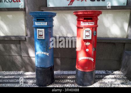 rote und blaue Briefkästen für nationale und internationale Post mit Briefmarken (rot) und vorausbezahlter Prioritäts-Post blau Funchal Madeira Portugal Stockfoto